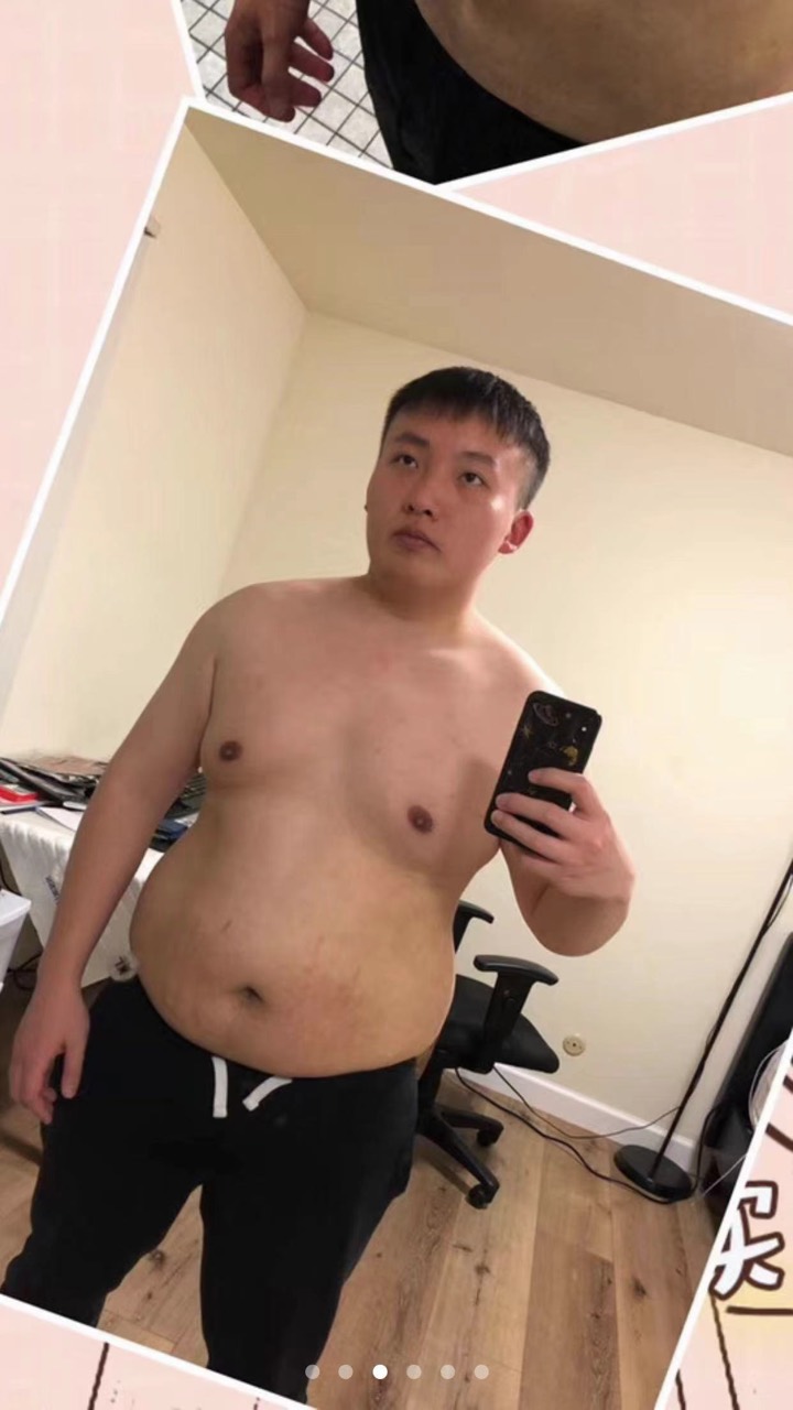 ZT Li before his fitness transformation taking a mirror photo